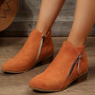 Damen-Stiefeletten in warmem Braun, Wildleder-Optik, seitlicher Reißverschluss, flacher Absatz. Perfekt für Herbstmode und lässige Outfits.