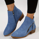 Blaue Damen-Stiefeletten aus Wildleder mit seitlichem Reißverschluss, flachem Absatz und modernem Design. Perfekt für Herbstmode und Alltagslook.