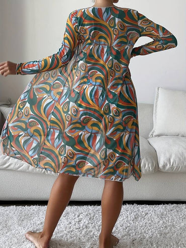 Farbintensives, langärmeliges Kleid mit abstraktem Muster in Grün, Orange und Blau. Perfekt für modische, auffällige Outfits.