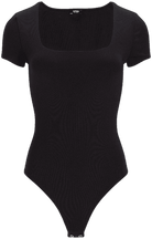 Schwarzer Damen-Body mit kurzen Ärmeln und quadratischem Ausschnitt. Perfekt für elegante Outfits. Hochwertige Mode, vielseitig kombinierbar.