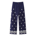Dunkelblaue Damenhose mit weißem Ethno-Muster, weites Bein, elegantes Design. Perfekt für modische Outfits und stilvolle Anlässe.