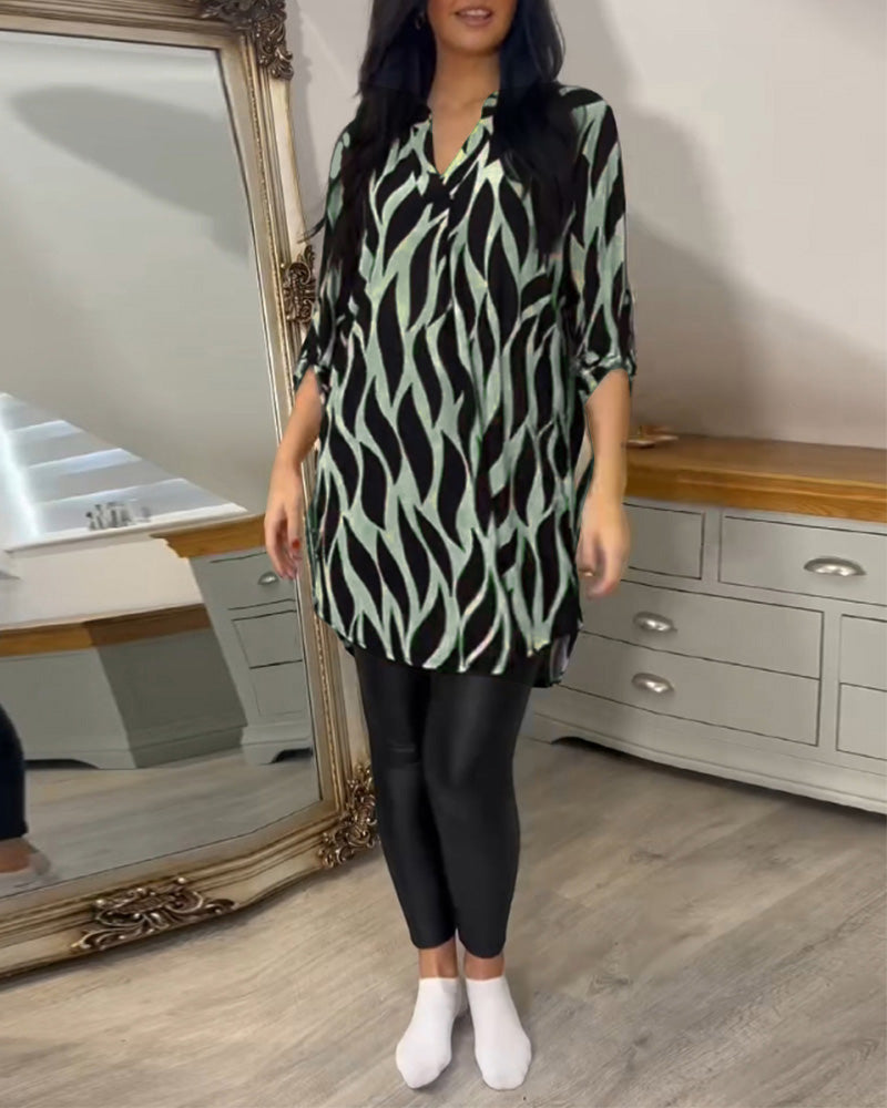 Damenmode: Langes, gemustertes Hemd in Schwarz-Grün, kombiniert mit schwarzen Leggings. Stilvoller Look für Freizeit und Alltag.