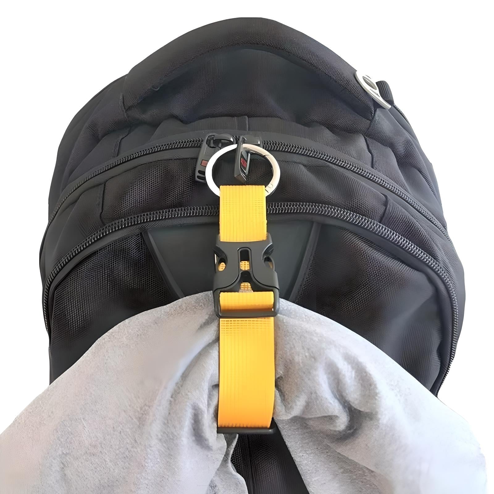 Schwarzer Rucksack mit gelbem Gurtband und Karabinerhaken, ideal für Outdoor-Aktivitäten.