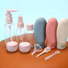 Reise-Flaschen-Set aus Kunststoff, bunt, mit Spender, ideal für Kosmetik und Pflegeprodukte.
