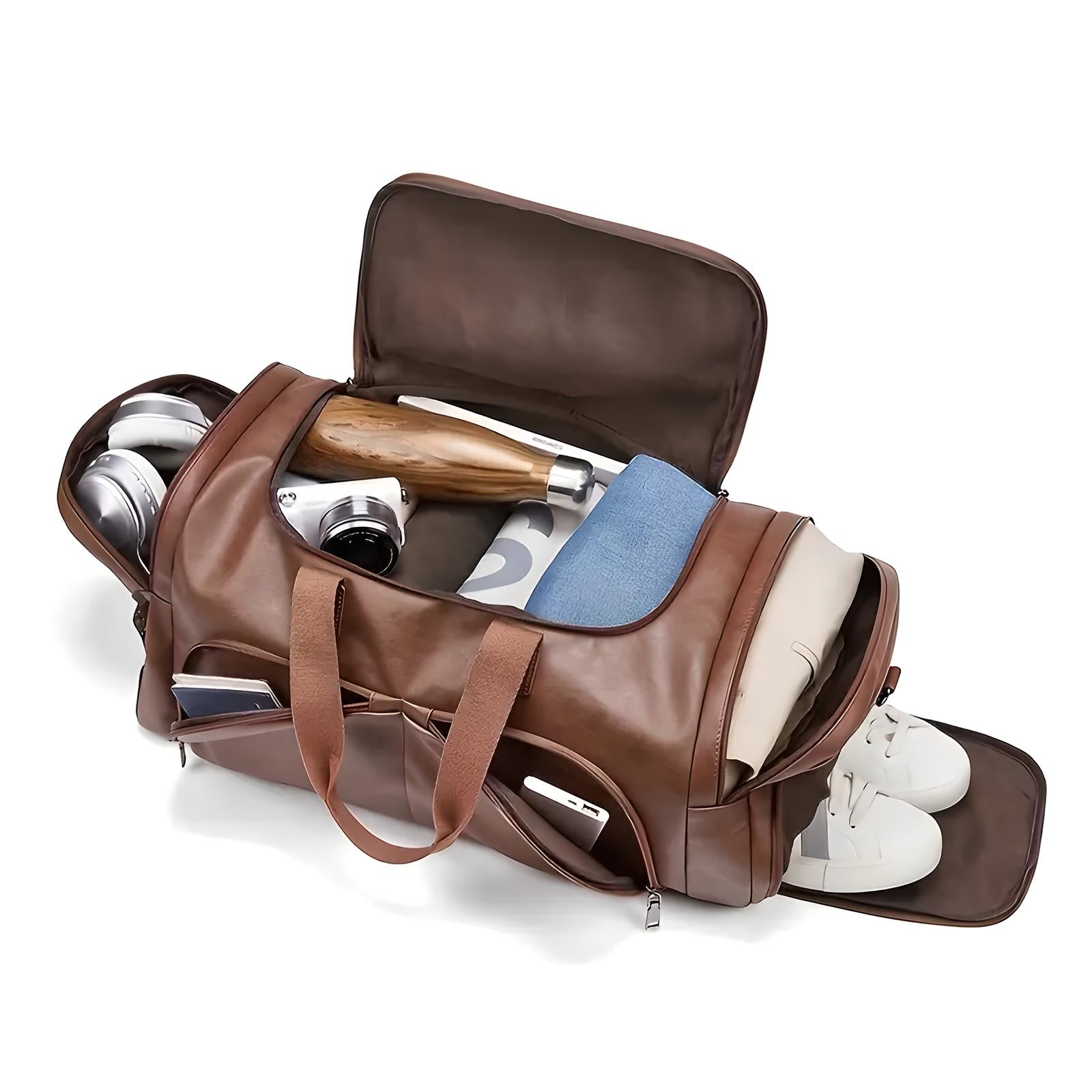 Braune Lederreisetasche mit Fächern, gefüllt mit Kleidung, Kopfhörern und Schuhen.