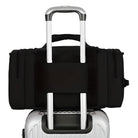 Schwarze Reisetasche auf silbernem Hartschalenkoffer, Teleskopgriff, Reisegepäck-Set.