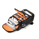 Schwarzer Laptop-Rucksack mit orangefarbenem Innenfutter, organisiertem Stauraum, ideal für Reisen.