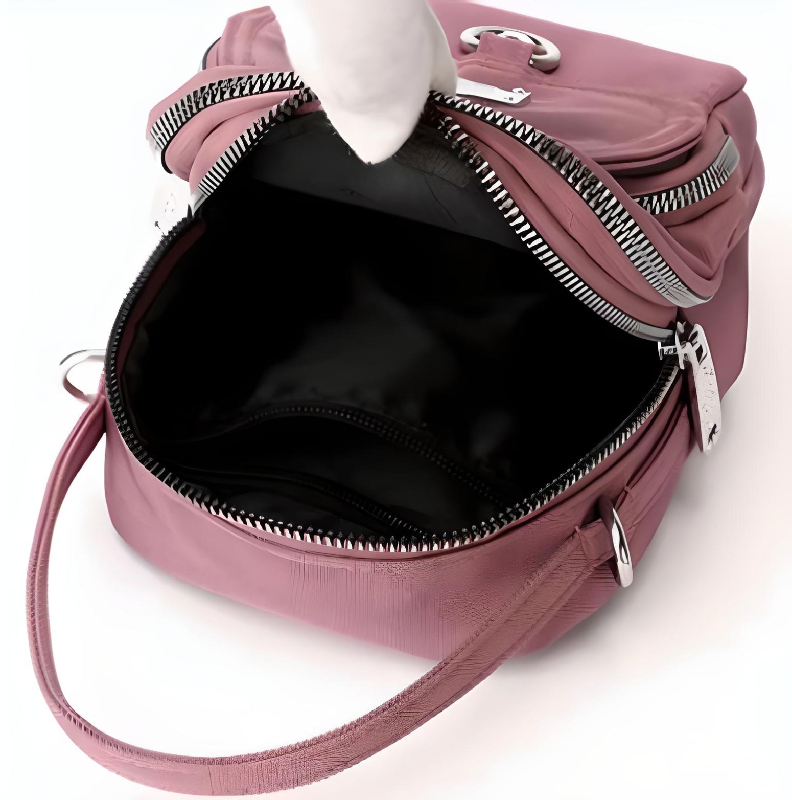 Rosa Damenhandtasche aus Leder mit silbernem Reißverschluss, modisch und elegant.