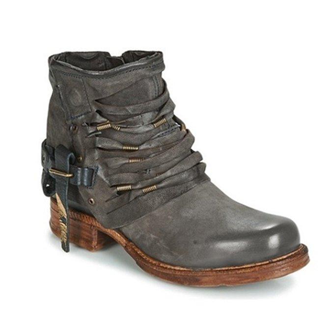 Grauer Lederstiefel mit rustikalem Design, Holzabsatz und Schnürdetails. Perfekt für Vintage-Mode, Damenstiefel, Herbsttrends.