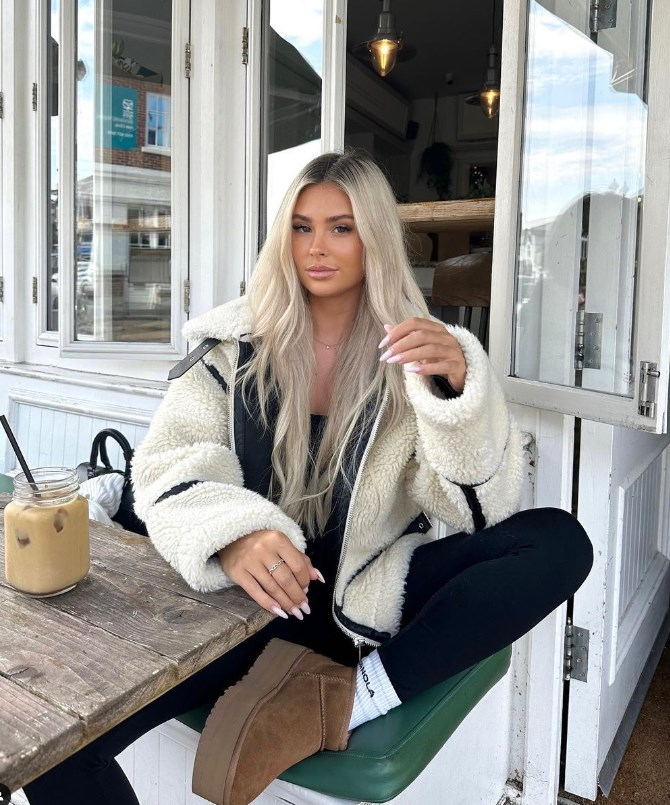 Damenjacke aus Lammwolle, elegant und lässig, mit Stehkragen und Reißverschluss. Perfekt für Winter-Streetwear und warme Casual-Outfits.
