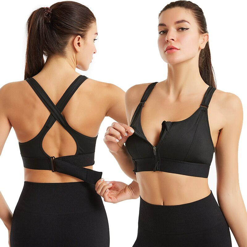 Frau in schwarzem Sport-BH mit Reißverschluss, Fitnessbekleidung, Push-up, Plus-Size.