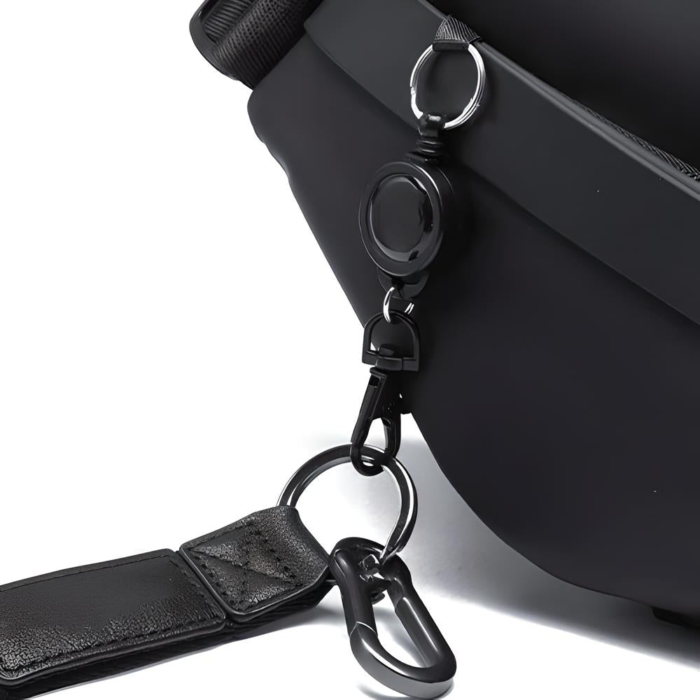 Schwarze Umhängetasche mit Karabinerhaken, robustes Design, ideal für Reisen und Alltag.