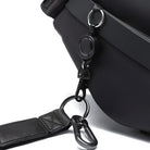 Schwarze Umhängetasche mit Karabinerhaken, robustes Design, ideal für Reisen und Alltag.