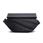 Schwarze Designer-Handtasche, geometrisches Design, modern, elegant, Damenmode-Accessoire.