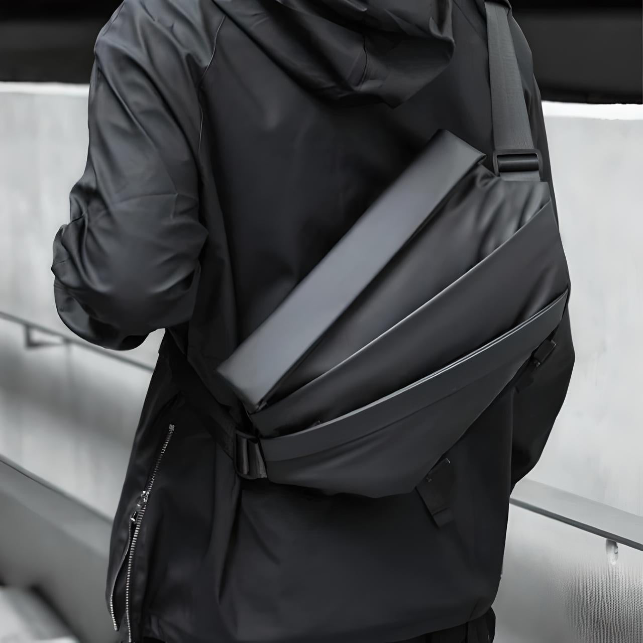 Mann mit schwarzer Umhängetasche aus Leder, urbaner Stil, modisch, funktional, wetterfest.