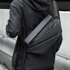 Mann mit schwarzer Umhängetasche aus Leder, urbaner Stil, modisch, funktional, wetterfest.
