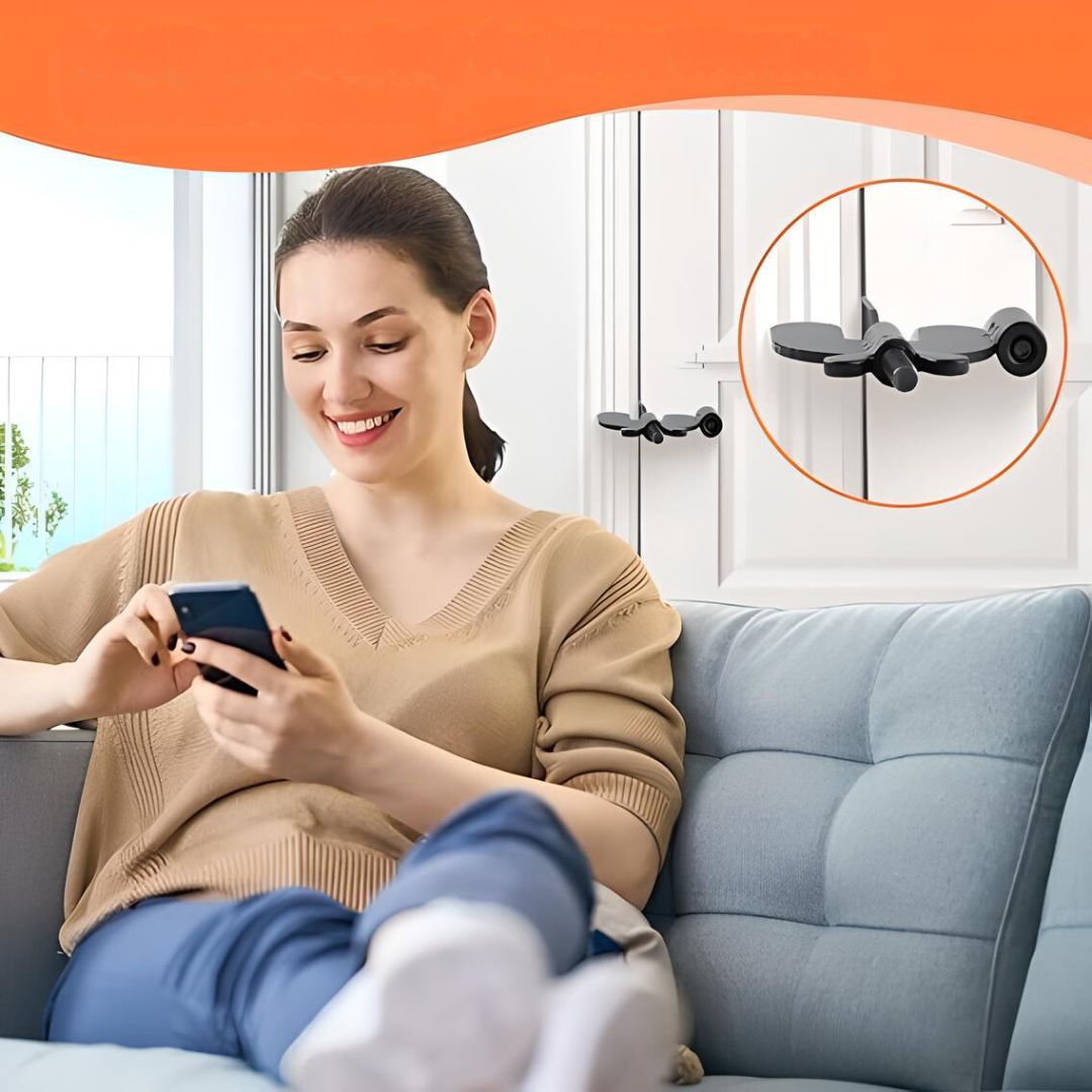 Frau auf Sofa mit Smartphone, Drohne im Hintergrund, moderne Technologie, Freizeit, Innenraum.
