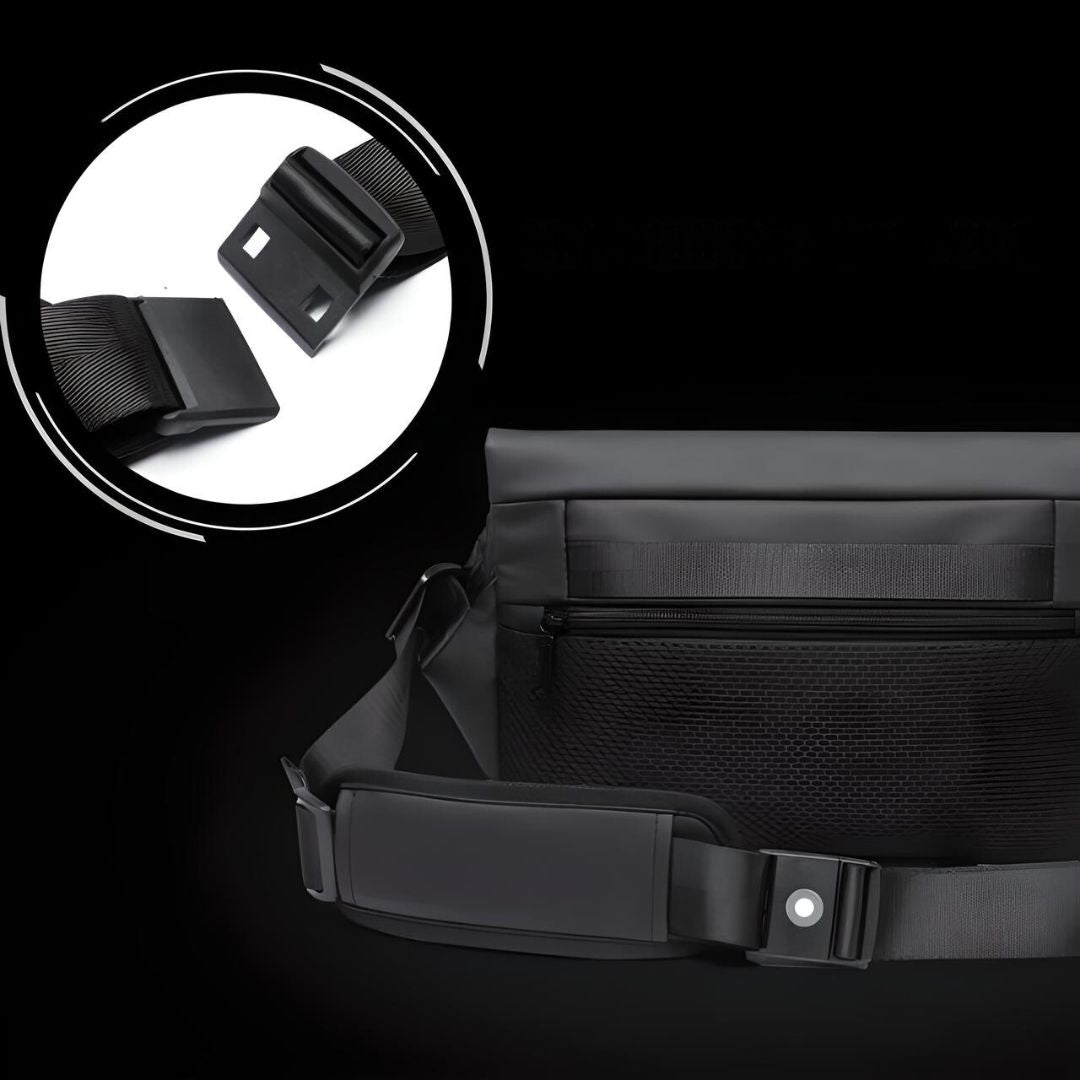 Schwarze wasserdichte Gürteltasche mit verstellbarem Riemen und Reißverschlussfach.