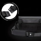 Schwarze wasserdichte Gürteltasche mit verstellbarem Riemen und Reißverschlussfach.