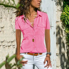 Frau in rosa Bluse und weißer Hose, Sommermode, lässiger Stil, Outdoor, sonniger Tag.