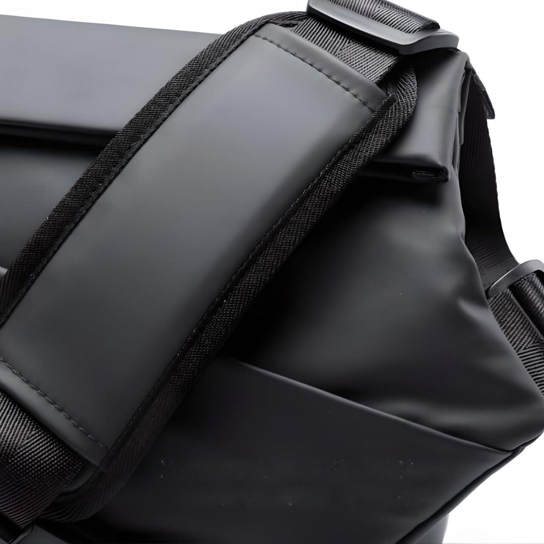 Schwarzer Rucksack aus wasserdichtem Material mit verstellbaren Trägern.