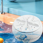 Weißer Abflussstopfen aus Kunststoff mit Wasserstrahl in modernem Badezimmer.