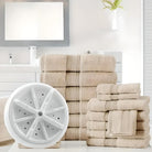 Beige Handtuchset aus Baumwolle im Badezimmer, stapelbar, weich, saugfähig, dekorativ.