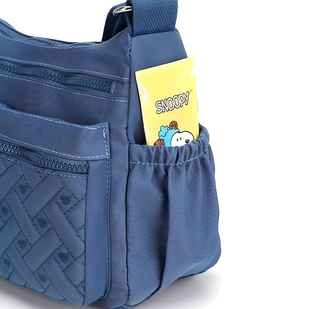 Blaue Umhängetasche mit Snoopy-Design, Nylon, mehrere Fächer, modisch und praktisch.