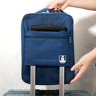 Blaue Reisetasche auf Koffer, Handgepäck, strapazierfähiges Material, praktische Vordertasche.