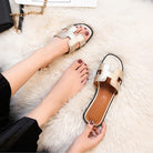 Damen-Sandalen in Metallic-Optik auf weißem Teppich, modisch und bequem, ideal für Sommermode. Perfekt für stilvolle Freizeitoutfits.