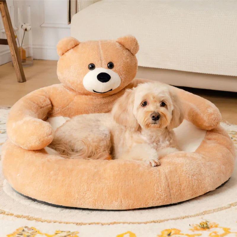 Hund in beigem Teddybär-Hundebett, Plüsch, gemütlich, Wohnzimmer, Haustierbett, rund.