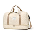 Beige Reisetasche mit Tragegriffen, Reißverschluss, Schultergurt, gestepptem Design, Unisex.