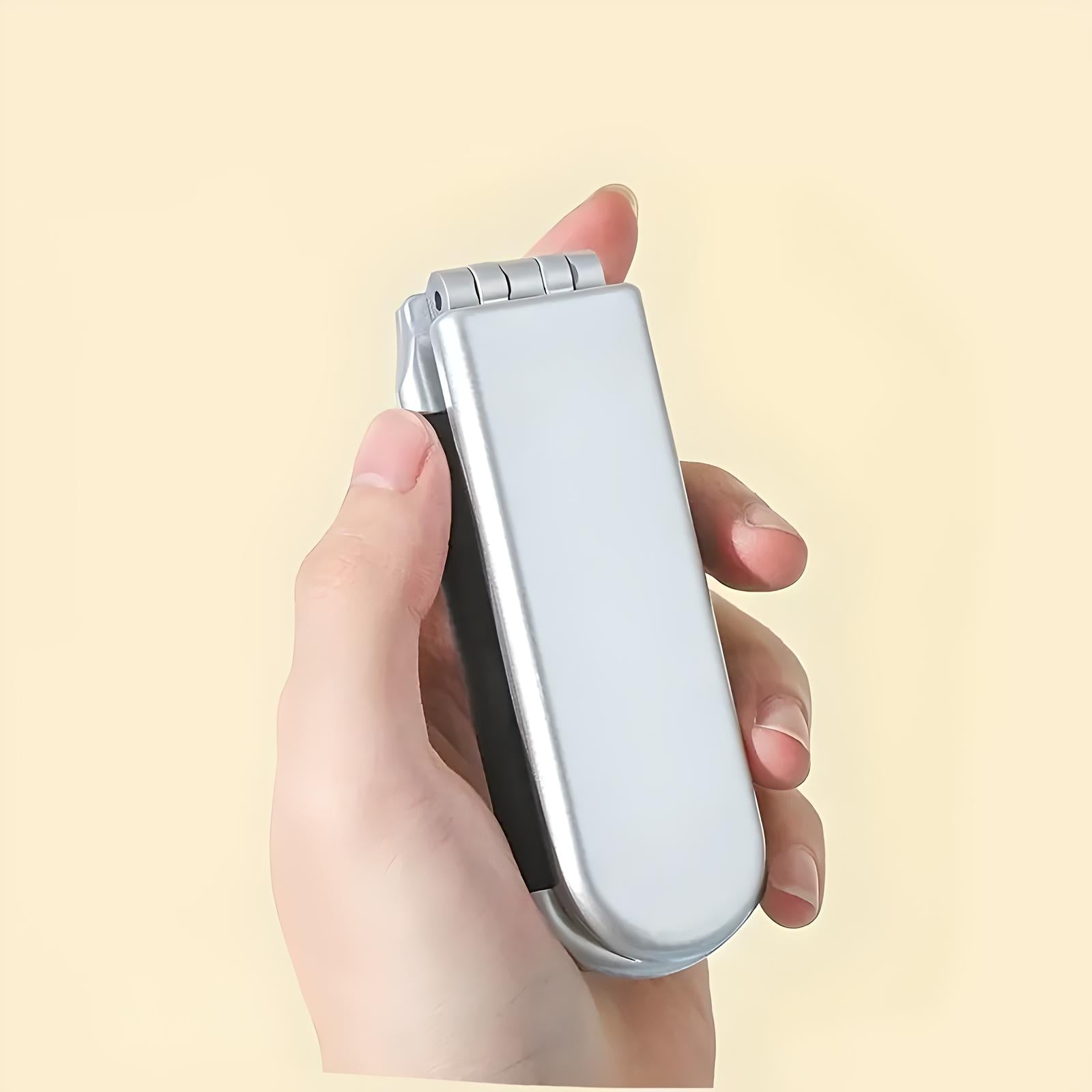 Hand hält silbernen faltbaren Handyhalter aus Metall, tragbar und kompakt.