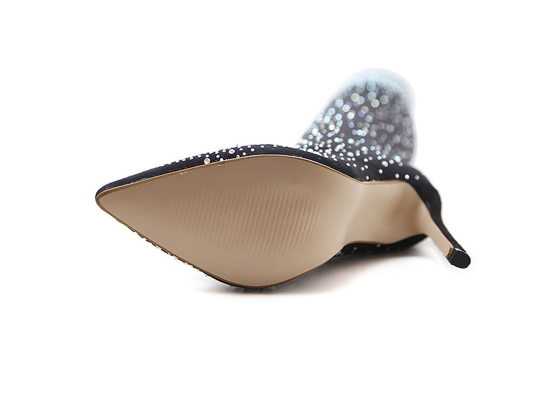 Eleganter Damenpumps mit glitzerndem Obermaterial und spitzer Zehenpartie, ideal für Abendmode und besondere Anlässe. Hochwertige Verarbeitung.