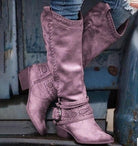 Lila Damenstiefel aus Wildleder mit Ziernähten und Schnallen, ideal für Herbstmode. Perfekt kombinierbar mit Jeans für einen trendigen Look.