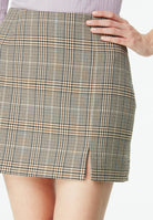 Karierter Minirock mit Schlitz, Damenmode, elegantes Design, ideal für Herbst- und Winteroutfits, modischer Look, hochwertige Stoffe.