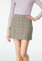 Damen-Minikleid mit kariertem Muster, lila Oberteil und Schlitz. Modetrend, stilvoll, elegant, ideal für Freizeit und Büro.