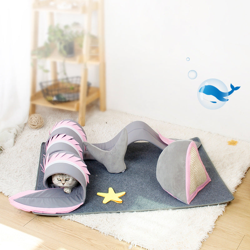 Grauer Katzentunnel mit rosa Akzenten auf Teppich, Spielzeug für Katzen, Indoor-Katzenspielzeug.