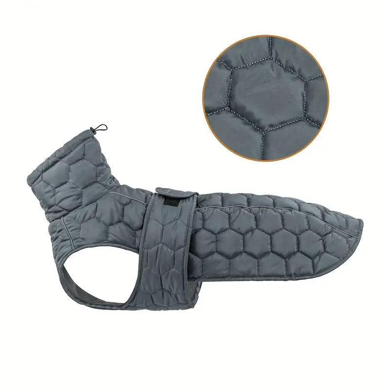 Grauer, gesteppter Hundemantel mit sechseckigem Muster, ideal für kaltes Wetter. Bequeme Passform, verstellbarer Verschluss, stilvoller Schutz.