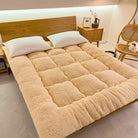 Großer gemütlicher Lammwoll-Matratzenauflage, beige, für Menschen und Haustiere, Schlafzimmer.