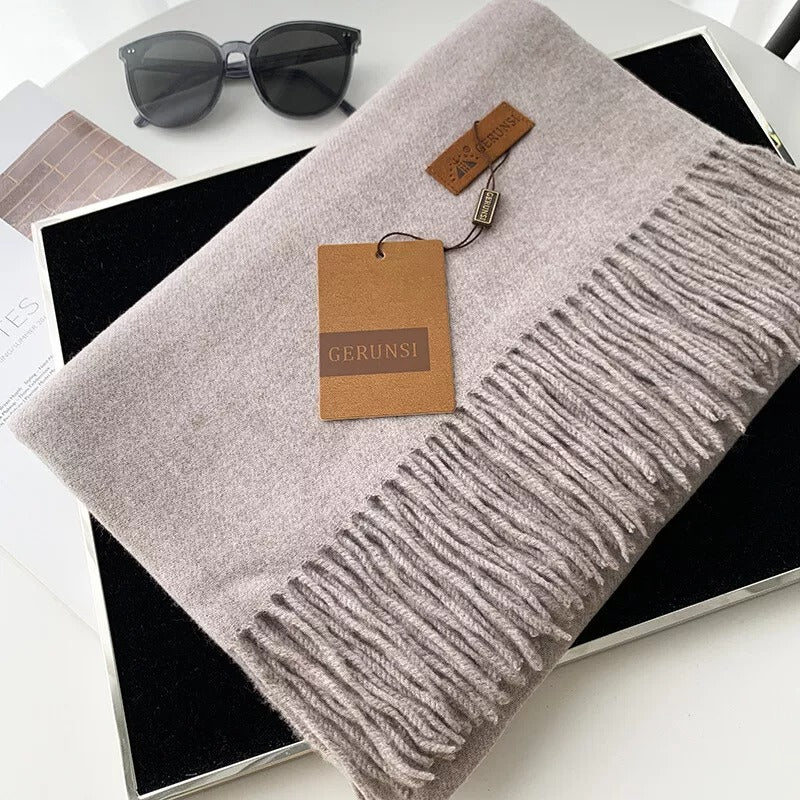 Luxuriöses Kaschmirschal in Beige mit Fransen, ideal für stilvolle Wintermode. Hochwertiges Accessoire, perfekt für elegante Outfits.