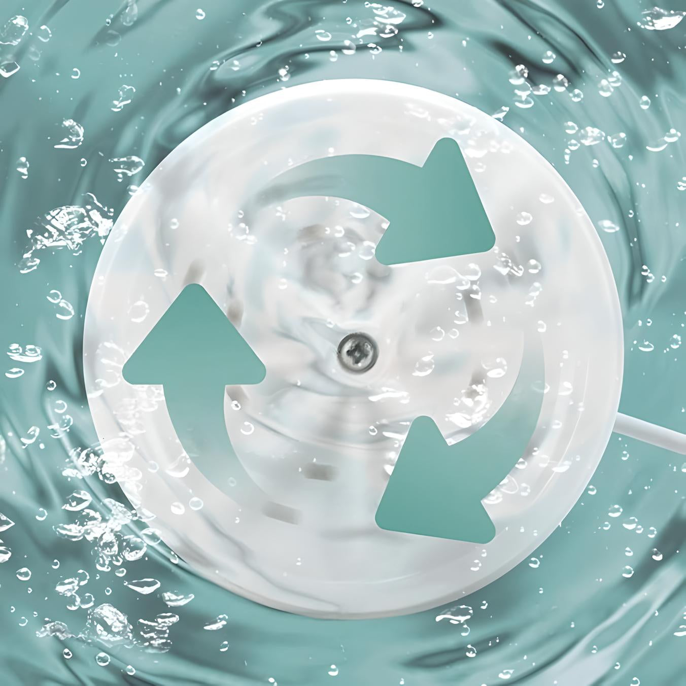 Wasserdichter Ventilator mit Recycling-Symbol, transparentes Design, spritzendes Wasser, umweltfreundlich.
