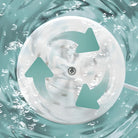Wasserdichter Ventilator mit Recycling-Symbol, transparent, in spritzendem Wasser, umweltfreundlich.