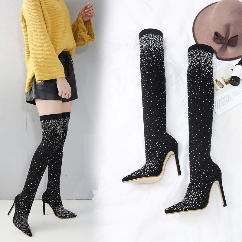 Schwarze Overknee-Stiefel mit Strasssteinen, spitzer Absatz, elegantes Design, ideal für modische Outfits und glamouröse Anlässe.