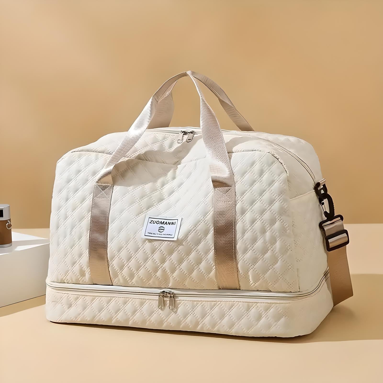 Beige Reisetasche mit Rautenmuster, Reißverschluss, verstellbarem Schultergurt, ideal für Reisen.