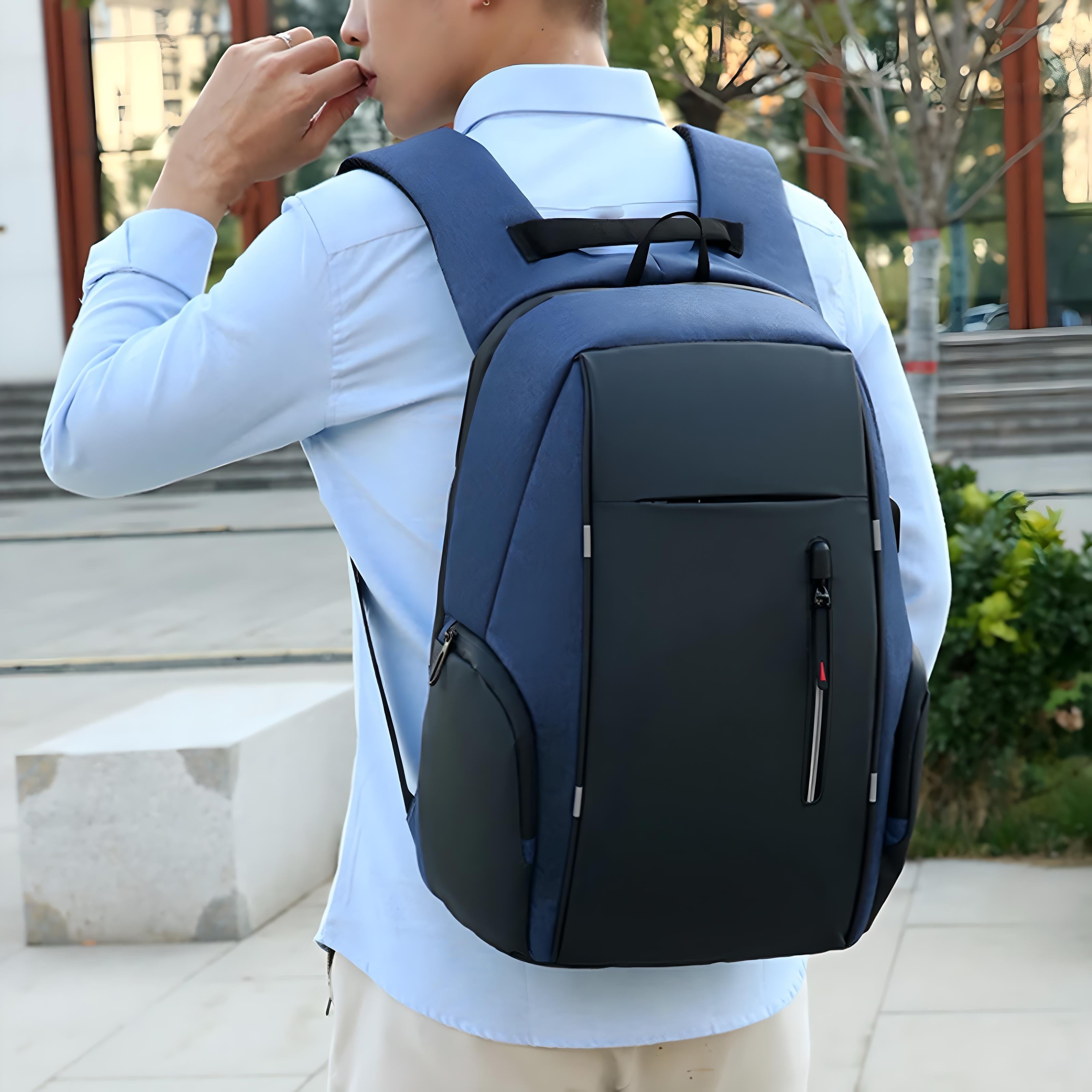Mann mit blauem, ergonomischem Rucksack im Freien, ideal für Reisen und Pendeln.