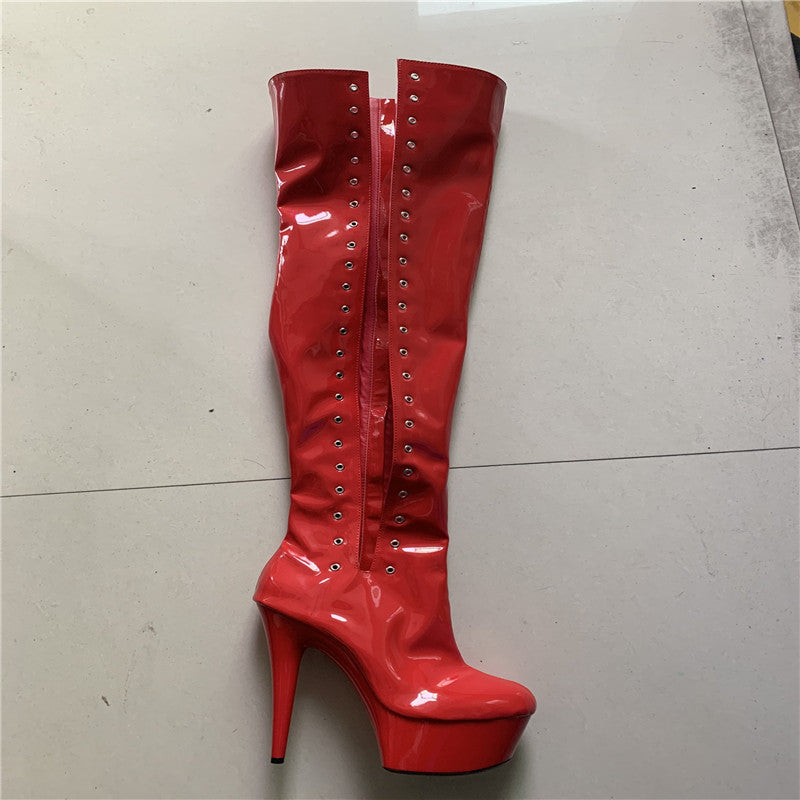 Rote Lackleder-Overknee-Stiefel mit hohem Plateauabsatz und Schnürösen, ideal für modische Outfits und auffällige Looks.