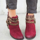 Rote Wildleder-Stiefeletten mit braunen Riemen, modisch und bequem. Perfekt für Herbst-Outfits. Damenmode, Schuhe, Trend 2023.