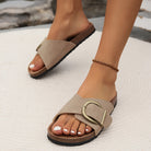 Beige Damen-Sandalen mit großer Schnalle, Korksohle, Sommermode, Fußkettchen.