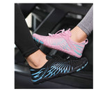Zwei Paar Barfußschuhe in Rosa und Schwarz mit blauen Akzenten, ideal für Fitness und Outdoor-Aktivitäten. Leicht, flexibel, atmungsaktiv.